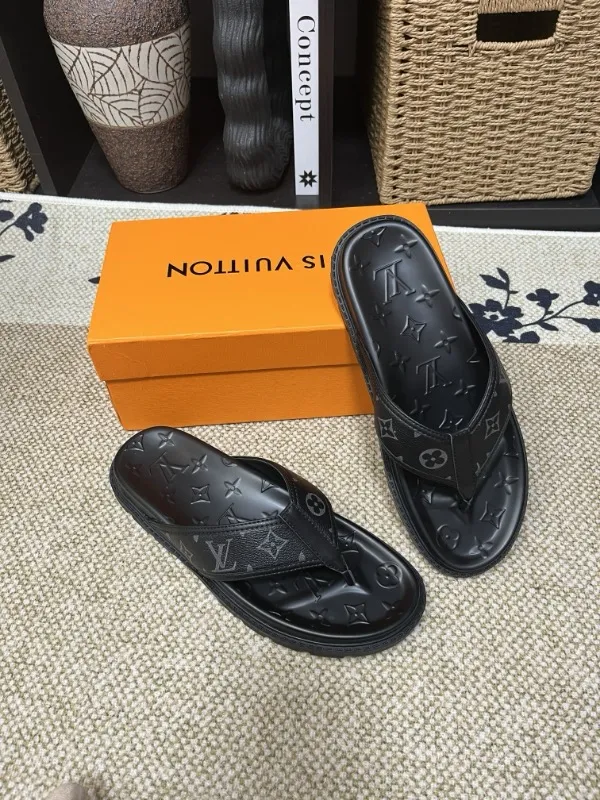 P270🏆Louis Vuitton 🏆[Louis Vuitton] Spring/Summer 2025 [Men's Flip Flops] 🎯🎯As an active family in the fashion industry ⭐ Lv is characterized by bold innovation ⚡Create this casual business style for Chinese fashionable men ✨The fabric is made of imported high-grade cowhide 🔥 Clean and neat ⚡Fashionable and elegant🌹Breathable, sweat-absorbent and deodorant👈So luxurious, high-end and domineering. 👍Must be sold if you repost the picture. Number of yards: 38--46. Color: 🎉 For large quantities. Welcome to repost.